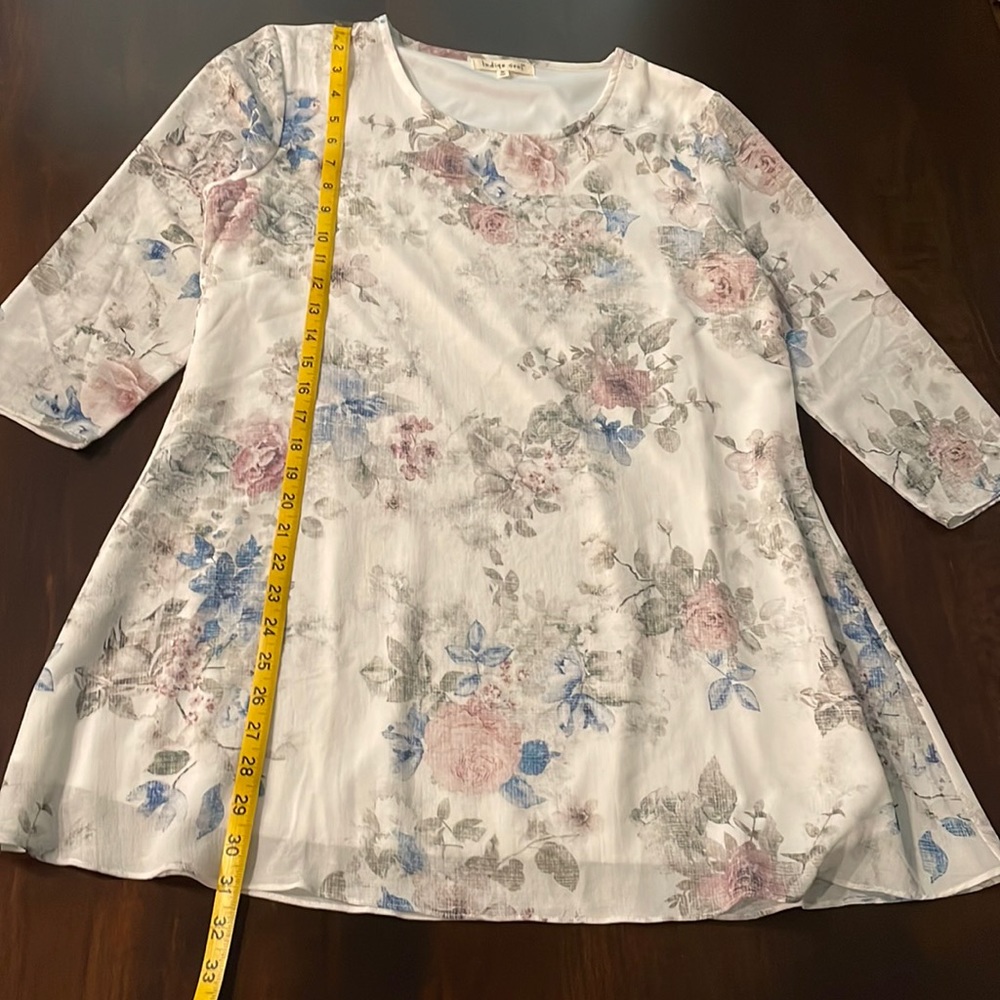 Women’s floral tunic top with 3/4 sleeves and flowy hem